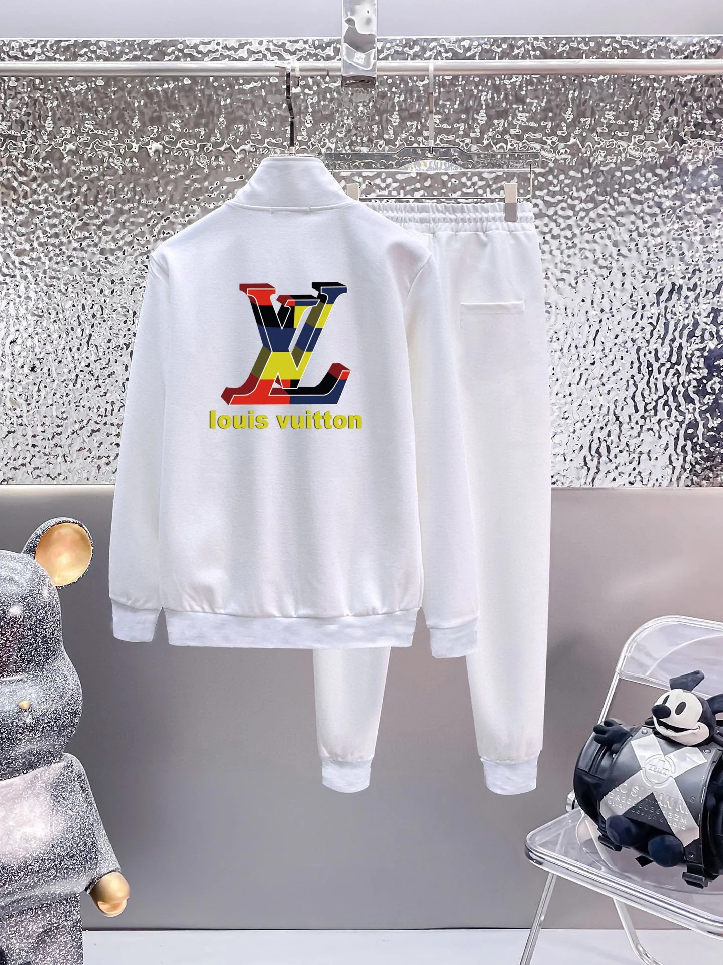 🅿️420 [LV Louis Vuitton] (Fat Man Gospel) hot-selling suit is coming. Focus on the original version of the official website. 2025 new hot-selling cardigan sweater suit. The original order is the best. 🇭🇰The meticulous work of top designers is dedicated to a fitting and perfect upper body effect. All-natural high-quality Roman cotton 100%, close-fitting comfort, noble and elegant! Original hardware embodies elegance and nobility! Counter size: M-5XL (maximum wear up to 220 pounds)